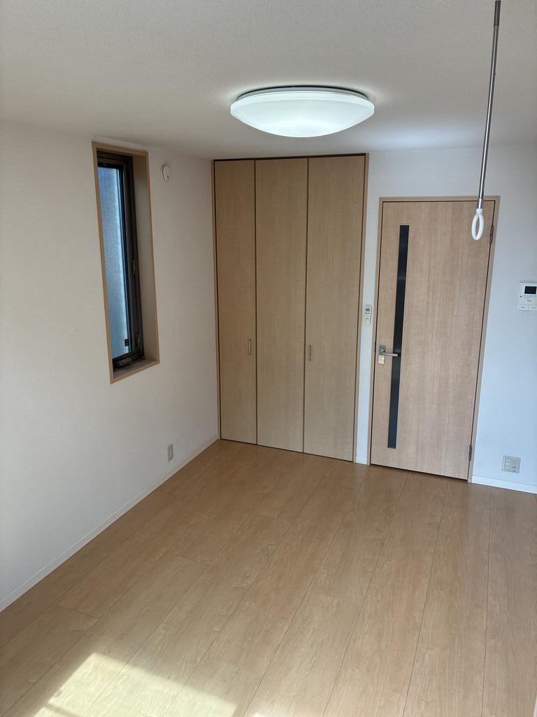 居室・リビング　2面採光の明るいお部屋です