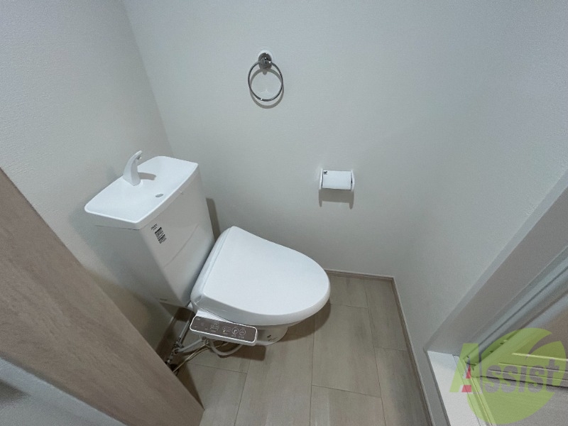 トイレ　ウォッシュレット機能付きで快適にお使いいただけます。