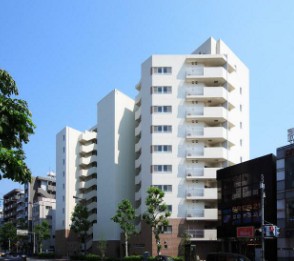 建物外観　鉄筋コンクリート造のがっちりとした建物。