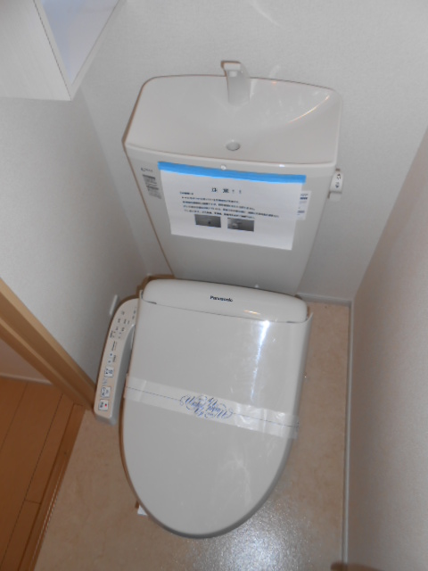 トイレ　温水洗浄便座完備・小物収納棚有り