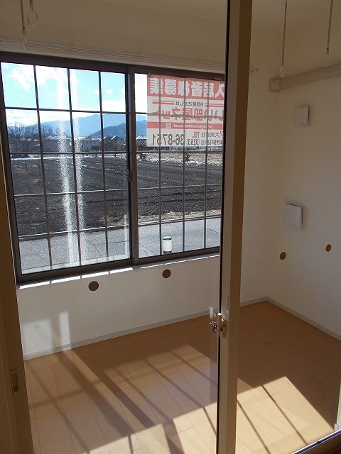 バルコニー　南面サンルーム（２．５畳）・屋内物干し設備有り
