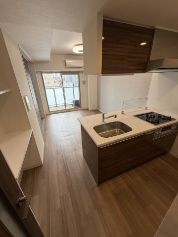 キッチン　※写真は同じマンションの違う部屋のものになります。反転タイプ