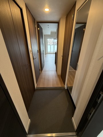 玄関　※写真は同じマンションの違う部屋のものになります。反転タイプ