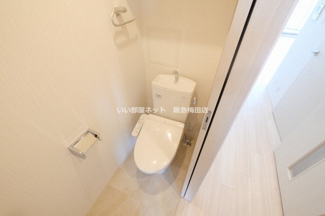 トイレ　同シリーズ別部屋仕様写真イメージとなります。