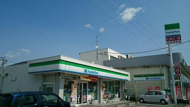 コンビニ　ファミリーマート（コンビニ）まで820m