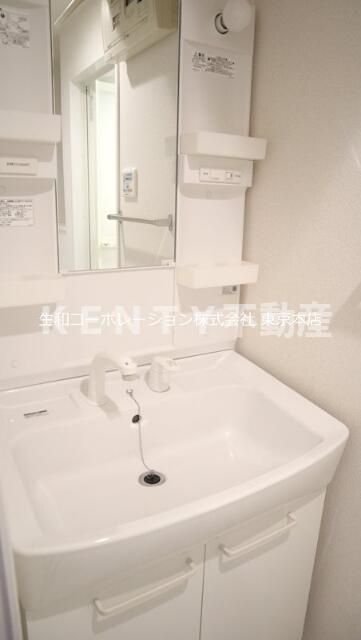 洗面設備　ゆったりとスペースのある洗面所