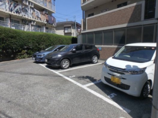 駐車場　駐車場があるので、車を買う予定の方も安心です