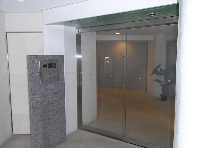 エントランス　オートロック付きエントランス