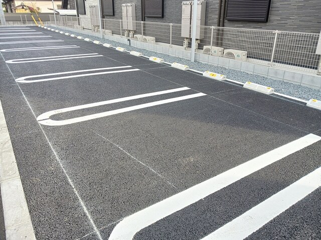 駐車場　駐車区画も広めにとってありますので、安心に駐車できます。
