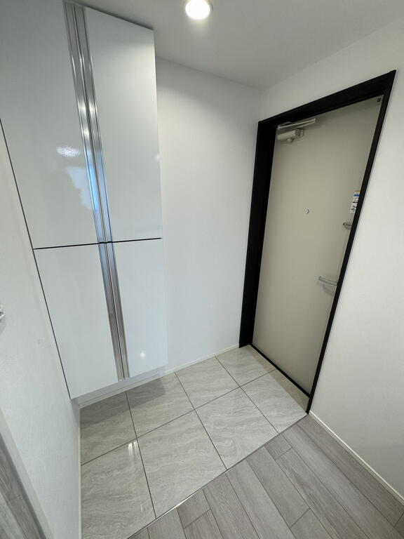 玄関　反転タイプ別部屋の写真です。