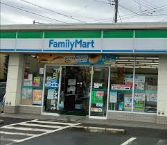 コンビニ　ファミリーマート小浦駒井町一丁目店（コンビニ）まで279m