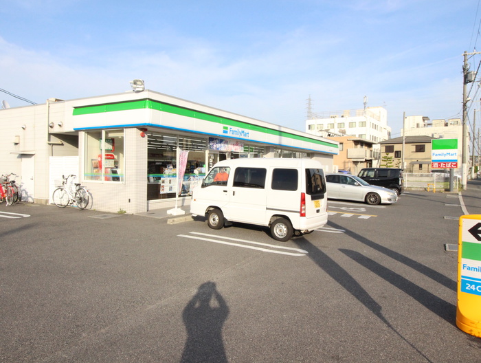 コンビニ　ファミリーマート（コンビニ）まで500m