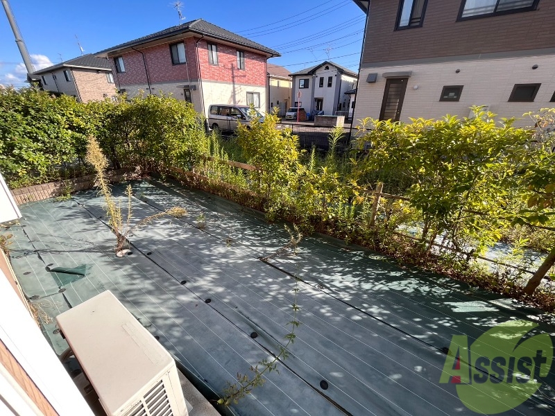 バルコニー　こちらはテラスになっております。広々としていますね。