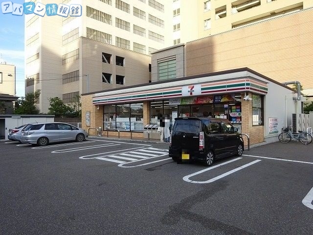 コンビニ　セブンイレブン新潟寄居町店（コンビニ）まで666m