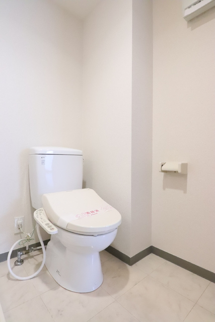 トイレ　温水洗浄便座付きトイレです。