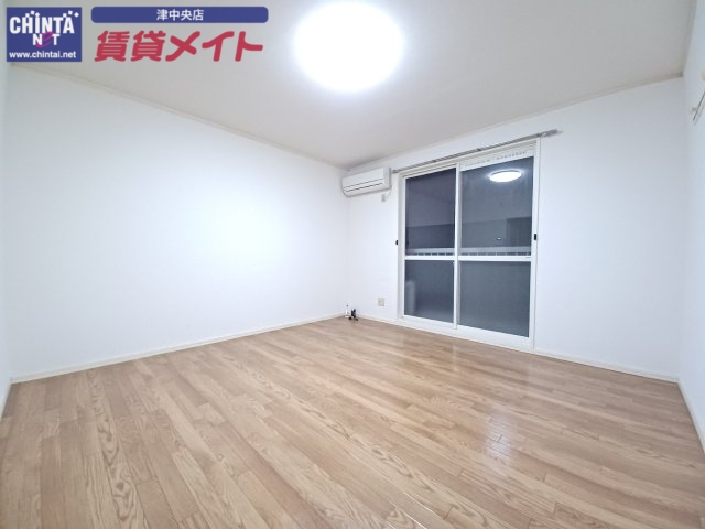 居室・リビング　同物件別室の画像です