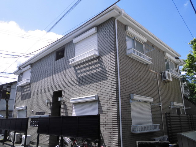 建物外観　環境良好・外観タイル貼・２階角部屋・シャッター付