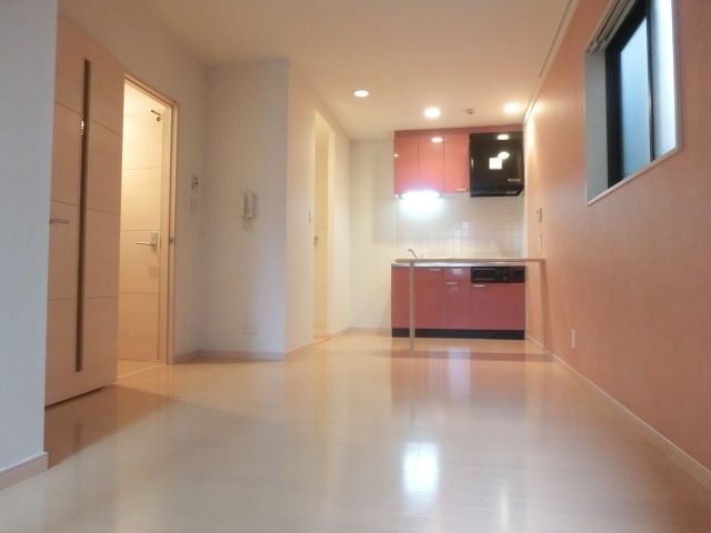 居室・リビング　約７．６帖のお部屋にカウンターテーブル付