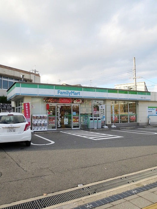 コンビニ　ファミリーマート菊水通2丁目店（コンビニ）まで69m