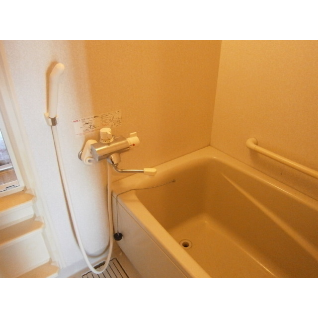 バス・シャワールーム　※同タイプ・別の部屋の写真です