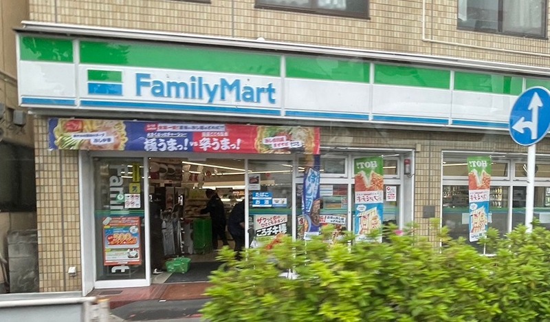 コンビニ　ファミリーマート 向島四丁目店（コンビニ）まで301m