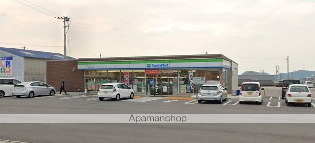 コンビニ　ファミリーマート（コンビニ）まで781m