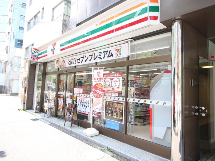 コンビニ　セブンイレブン港区乃木坂駅南店（コンビニ）まで260m