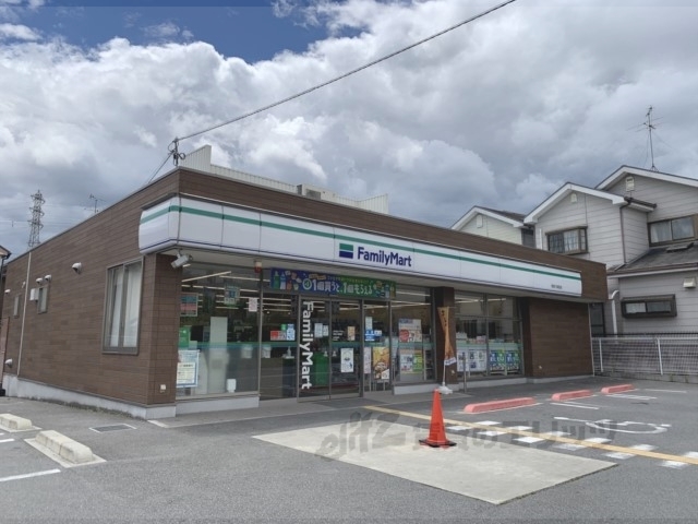 コンビニ　ファミリーマート奈良六条西店（コンビニ）まで1800m
