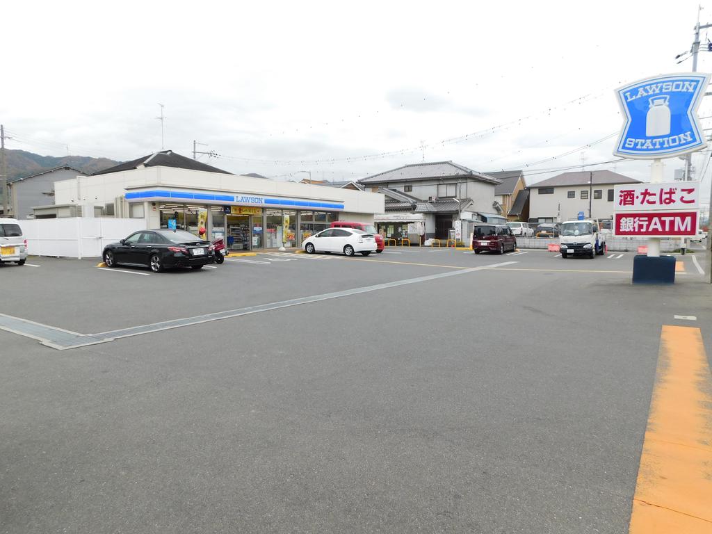 コンビニ　ローソン八尾高安駅前店（コンビニ）まで179m