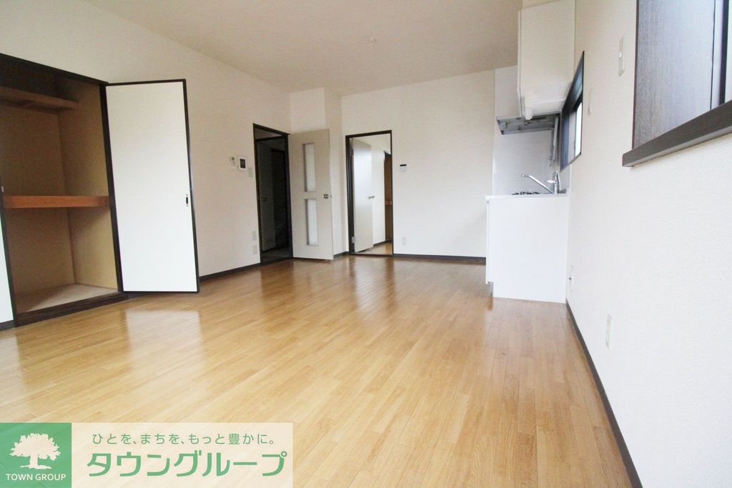 エマーレジデンスIIの居間写真