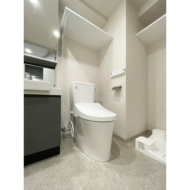 トイレ　落ち着いた色調のトイレです