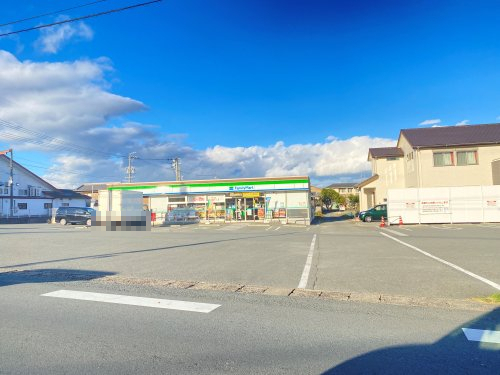 コンビニ　ファミリーマート伊勢上地店（コンビニ）まで176m