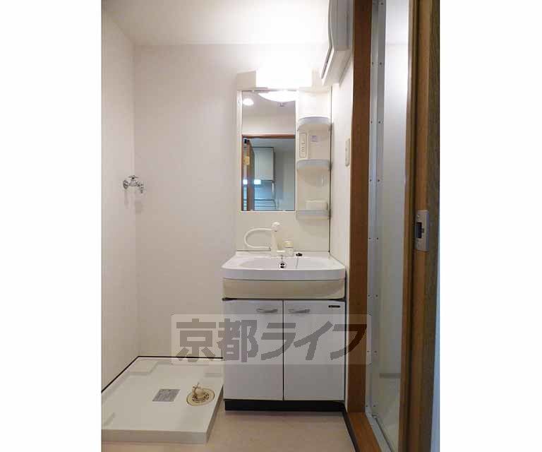 洗面設備　綺麗な洗面台です。