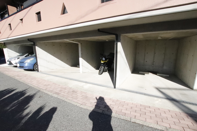 駐車場　屋根付駐車場（要空確認）