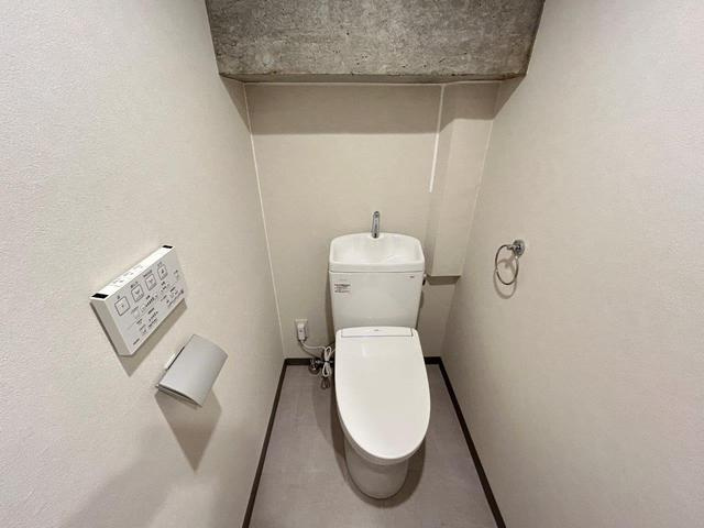 トイレ　落ち着いた色調のトイレです
