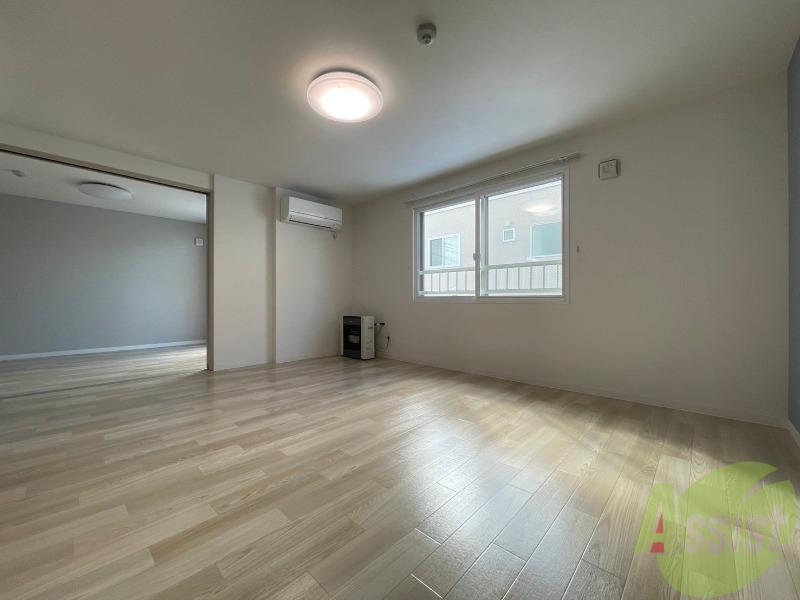 居室・リビング　木目のフローリングは落ち着きのある印象のお部屋になりますね。