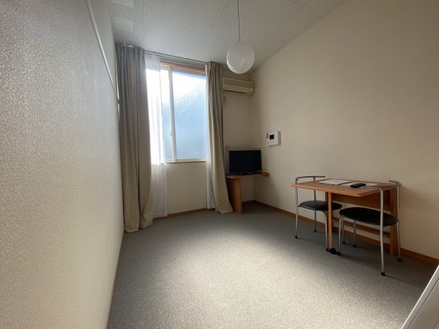 レオパレスFlowerHillの居間写真
