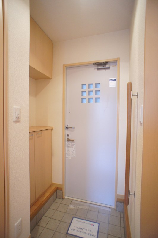 玄関　※同タイプ他号室の参考写真です