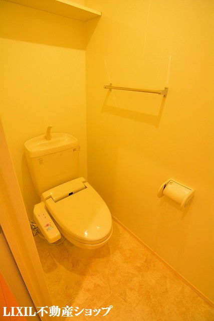 トイレ　上部に収納棚のある温水洗浄便座付のトイレです。
