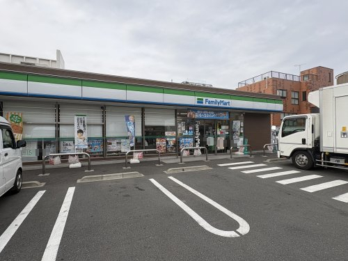 コンビニ　ファミリーマート 川崎新作五丁目店（コンビニ）まで628m