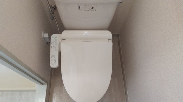 トイレ　温水洗浄便座です。