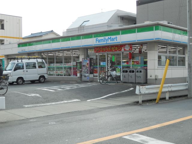 コンビニ　ファミリーマート（コンビニ）まで320m