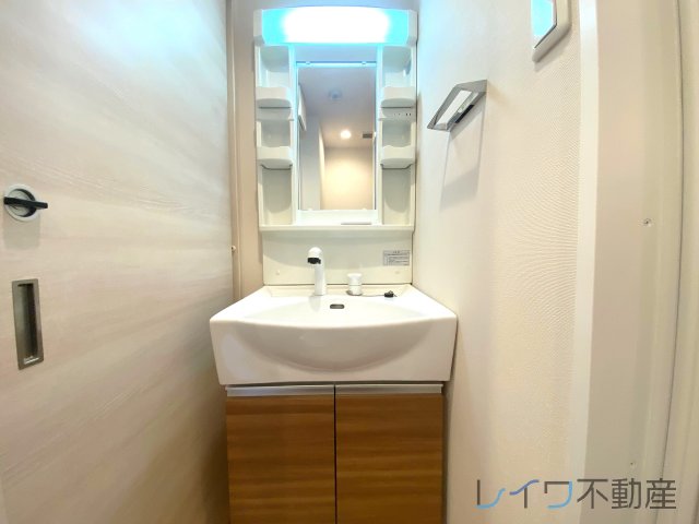 洗面設備　明るい洗面所です