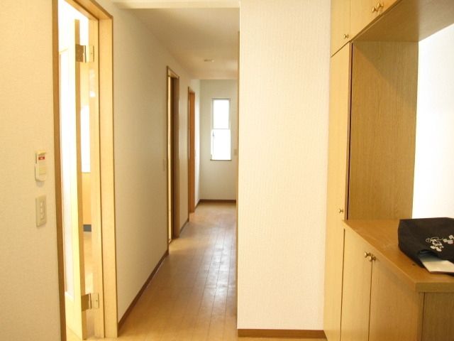 玄関　★玄関側から見た室内スペースです★