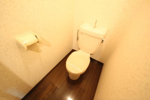 トイレ　落ち着いた色調のトイレです
