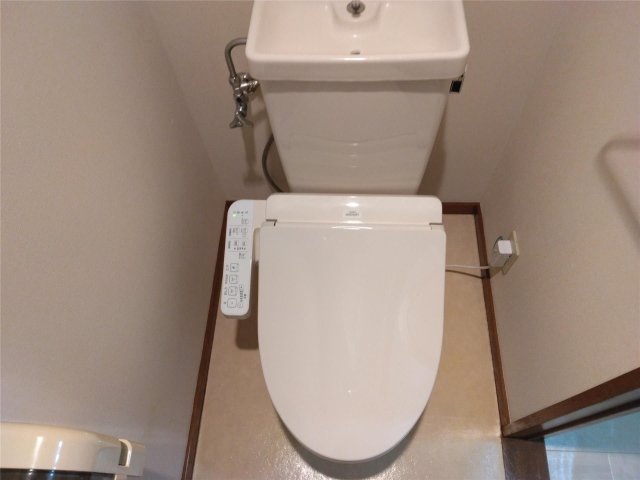 ＪＲ東海道本線 藤枝駅 徒歩10分 3階建 築36年のトイレ写真