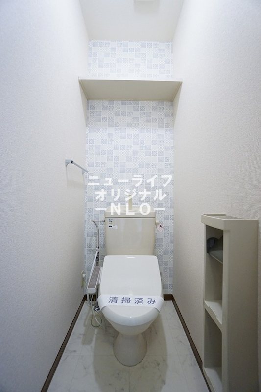 トイレ　あると嬉しい温水洗浄便座付きです☆