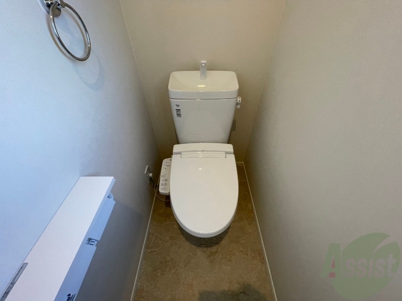 トイレ　こちらはトイレになります。ウォシュレット機能付でございます。