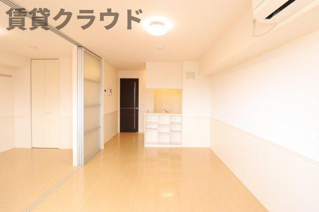 居室・リビング　キッチン前の棚は小物や写真などを飾るのにいいですね◎