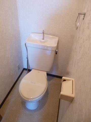地下鉄鶴舞線 大須観音駅 徒歩3分 4階建 築29年のトイレ写真
